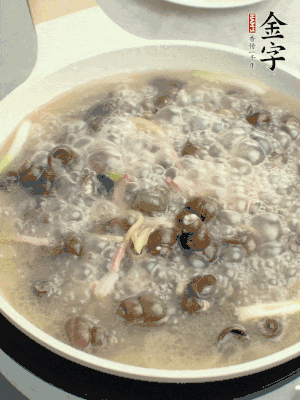 放辣椒，加一點鹽、糖，大火翻炒。