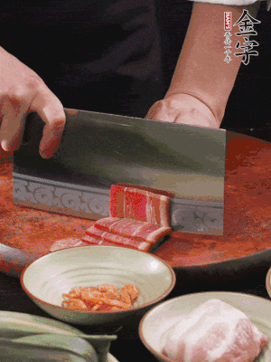 金字火腿上方切薄片，鮮五花肉切薄片。