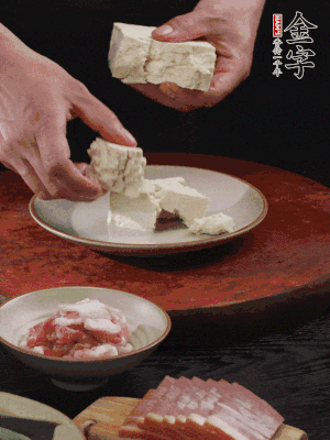 一塊老豆腐掰成大塊。