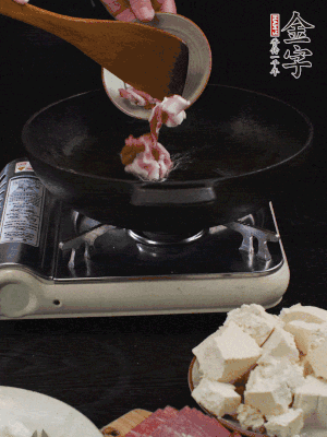 冷油潤(rùn)鍋，下五花肉煸香。