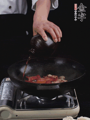 再下火腿片，淋少許黃酒添香。