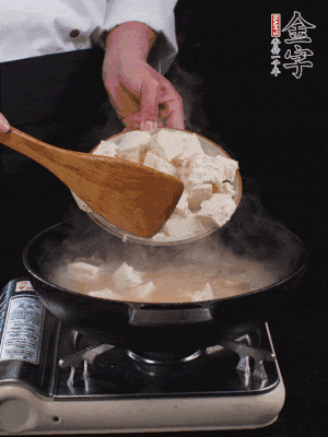 冷水入鍋，煮15分鐘。下豆腐塊，燜煮25分鐘。
