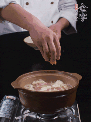 下蝦仁干，煮5分鐘。撒蒜葉，煮1分鐘。