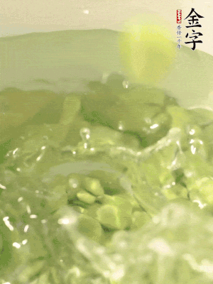 新鮮蠶豆熱水焯水30秒，然后浸入涼水。