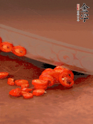 小米辣切圈，大蒜切片。