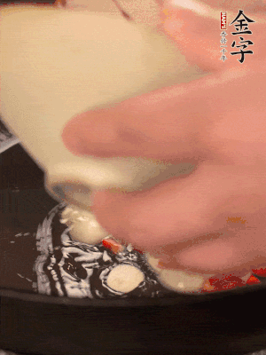 豬油潤(rùn)鍋，下辣椒、大蒜、火腿片煸香。