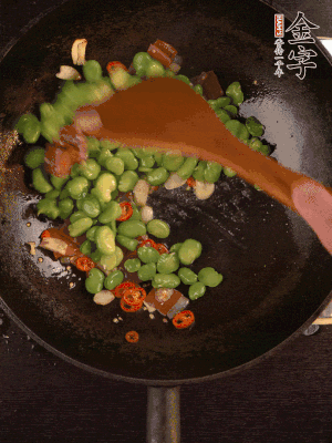 再下蠶豆煸炒，加1勺料酒調(diào)味。
