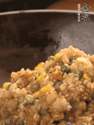 再下糯米，1勺蠔油、2勺生抽調(diào)味翻炒均勻。