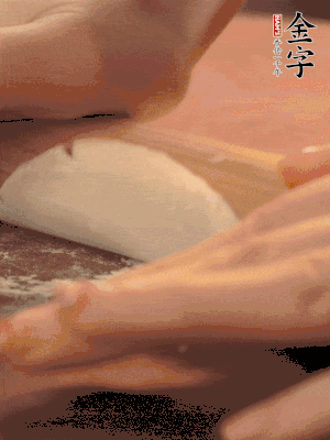 餃子皮邊緣搟薄，整體搟成1.5倍大小。