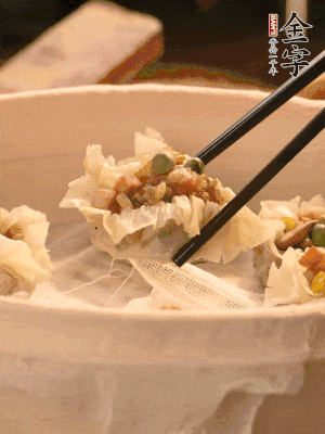 包好的燒賣放在蒸籠上，水開后蒸8分鐘左右。