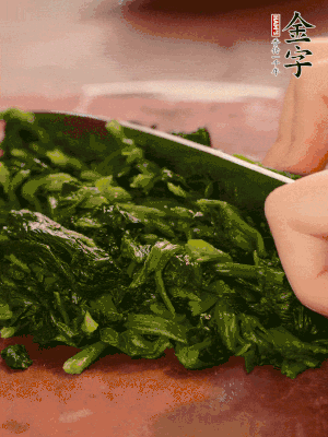 洗凈的菠菜加鹽焯水，撈出晾涼后攥干切碎。胡蘿卜切細(xì)絲。金字烤腸切園片。