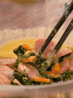 雞蛋、面粉、玉米油攪拌到無顆粒狀態(tài)。再加入菠菜、胡蘿卜、烤腸。少許鹽調(diào)味。