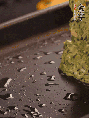 熱鍋擦一下油，下面糊攤平。