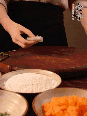 胡蘿卜去皮切丁。蝦仁切小塊。糯米提前浸泡半天。