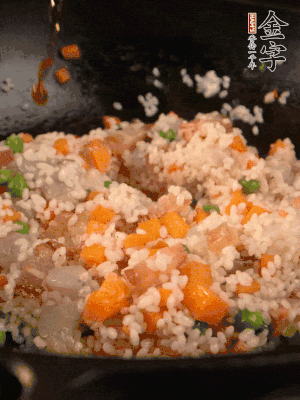 加入糯米翻炒均勻。最后加入蝦仁，用1勺料酒、1勺生抽、1/2勺鹽調(diào)味。