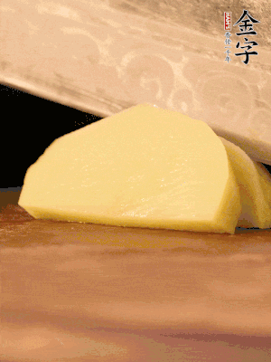 土豆去皮切丁。水開后，放入鍋中煮2-3分鐘，撈出瀝干水分。