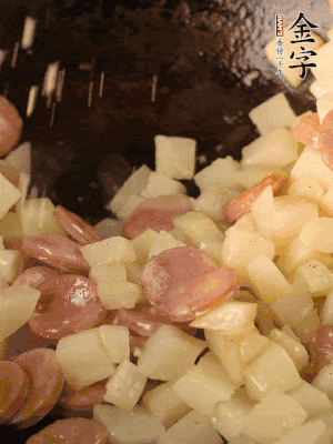 再放烤腸片煎熟。撒點鹽、孜然粉、辣椒面。