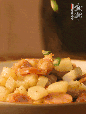 翻炒均勻，撒上蔥花后即可。