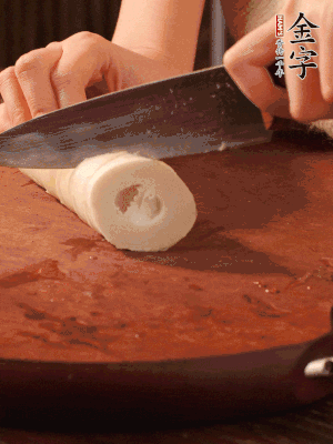 春筍去殼切滾刀塊，焯水備用。