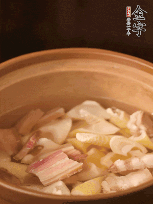 春筍、咸肉、咸肉一起入砂鍋，加姜片、料酒、清水大火煮沸到湯色變白。轉(zhuǎn)小火慢篤半小時(shí)。