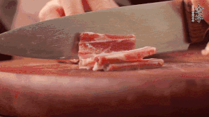 200g金字淡咸肉、100g冬筍、100g香干分別切細(xì)丁。