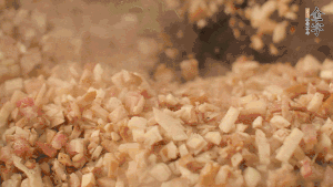 鍋中熱油，依次下食材翻炒，加2勺料酒、少許胡椒粉調(diào)味，撒蔥花攪拌均勻。