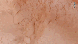 糯米粉中加入溫水，反復(fù)揉成團(tuán)。