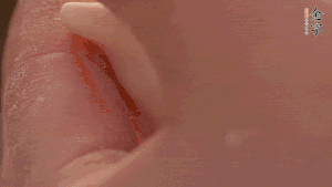 取一小團(tuán)面，用掌心搓成小球狀，從小球中心捏窩，放入餡料，封口后，留出小尾巴。