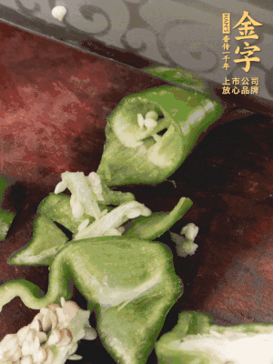 辣椒洗凈斜切成段，蒜切片。