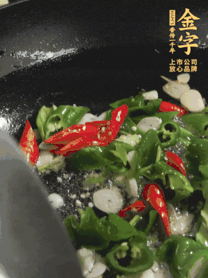 起鍋燒油，加辣椒、蒜片大火翻炒出香味。