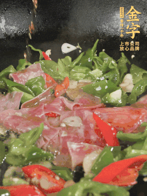 再下蒸炒火腿煸炒，加少許白糖提鮮。