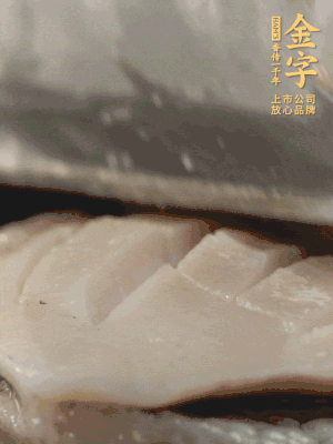 鮑魚用勺子撬出來(lái)，去掉內(nèi)臟和牙齒，加面粉、白醋、鹽、啤酒抓一下，清水洗凈，切花刀。