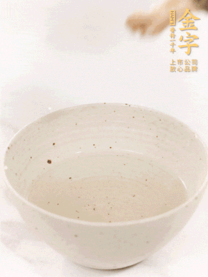 羊肚菌流水洗凈2遍后，溫水泡發(fā)15-20分鐘。