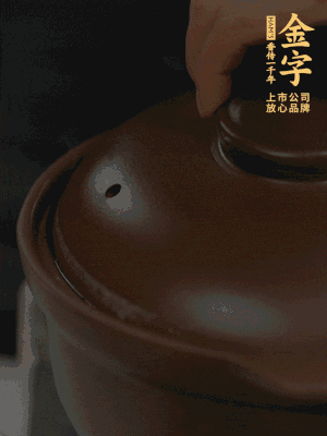 雞、火腿、姜片一起放入砂鍋中，大火轉(zhuǎn)小火燉2小時(shí)。