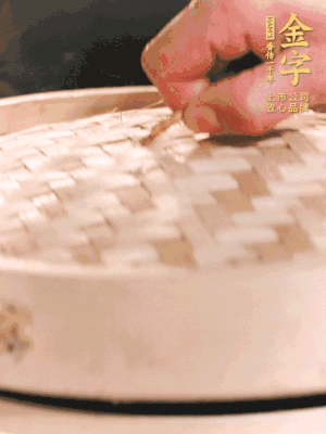 醬鴨半只加姜片、蔥、黃酒上鍋蒸20分鐘。