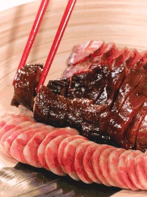 香腸、醬肉適合切片、醬鴨適合切塊。