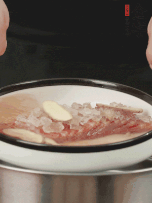置于盤(pán)中，加冰糖100g、黃酒100g、水200g，上鍋蒸20分鐘。