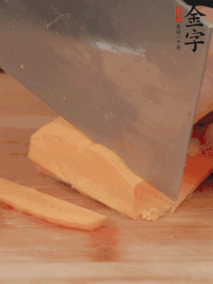 南瓜改刀切片，把蒸好的火腿鋪到南瓜上。