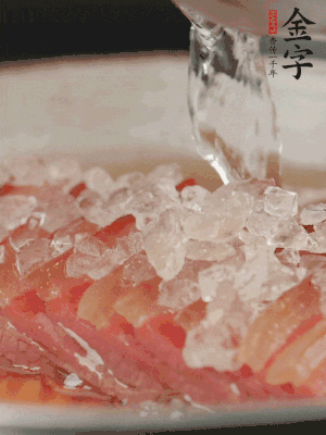 依舊放上冰糖100g、黃酒100g、水200g，鍋中再蒸15分鐘。