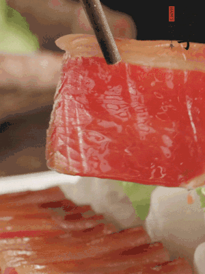 吃的時(shí)候，把薄片火腿放入荷葉夾中就可以了。