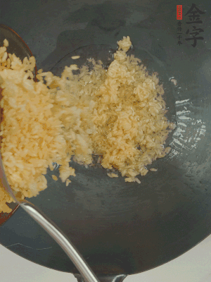 熱油下鍋，邊按壓邊翻炒均勻。