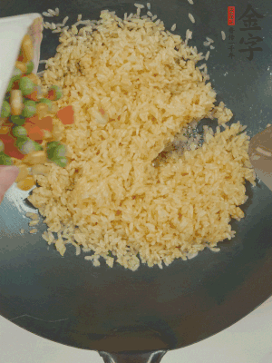 下豌豆粒、胡蘿卜粒、玉米粒。（買現(xiàn)成冷凍的雜菜即可，非常方便）