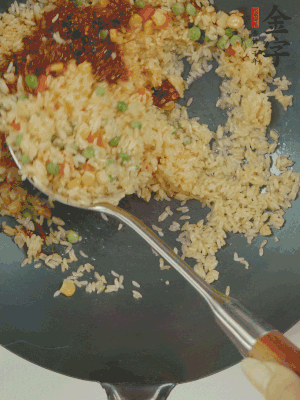 翻炒熟后，加金字火腿XO醬。