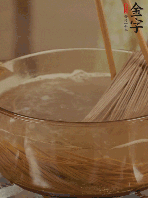 水開后下蕎麥面，煮2分鐘后過涼水備用。