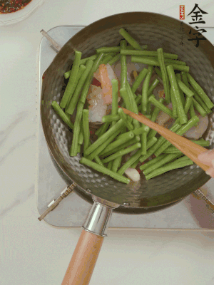 下掰好的缸豆段翻炒，略燜煮。