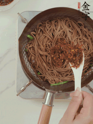 下蕎麥面，淋上少許醬油，加2勺金字火腿大師醬略翻炒即可。