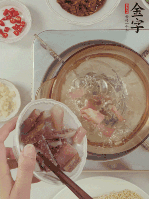 魷魚熱水下鍋，焯水備用。