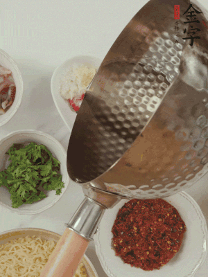 蒜末、小米辣、芝麻淋上熱油。