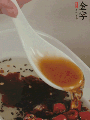 再加2勺生抽、1勺香醋攪拌。