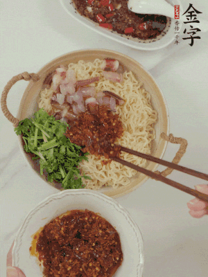 在面上鋪魷魚、香菜、金字火腿大師醬。